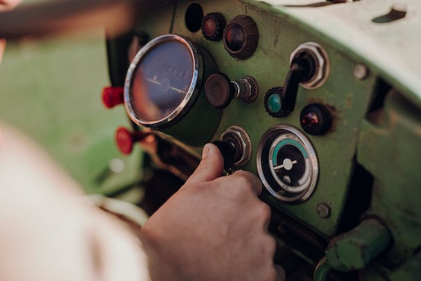 Alter Traktor wird bedient aus der Sicht des Fahrers. Nahaufnahme der inneren Gerätschaft.