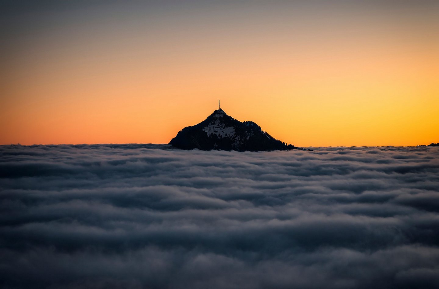 Die Bergspitze des Grünen ragt aus dem Nebelmeer hervor