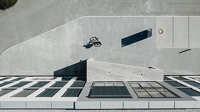 Betonbau von oben. Gewerbeflächen im Allgäu sind gesucht. 